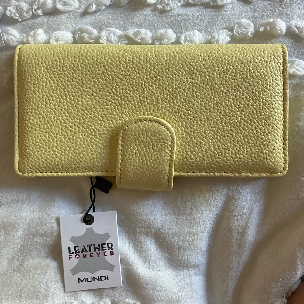 Brand new yellow wallet. Ready for its first use:)